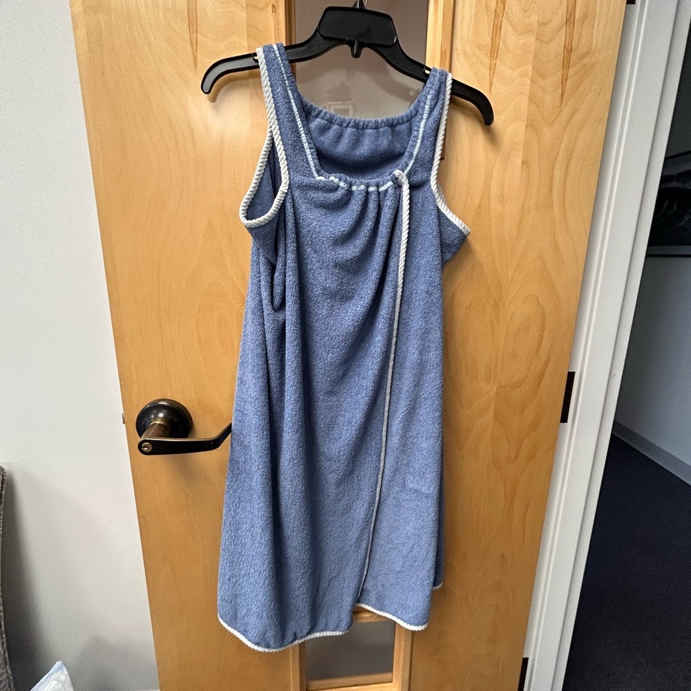 ☀️3/$10☀️ Elegant Blue Women's Swim or shower Coverup